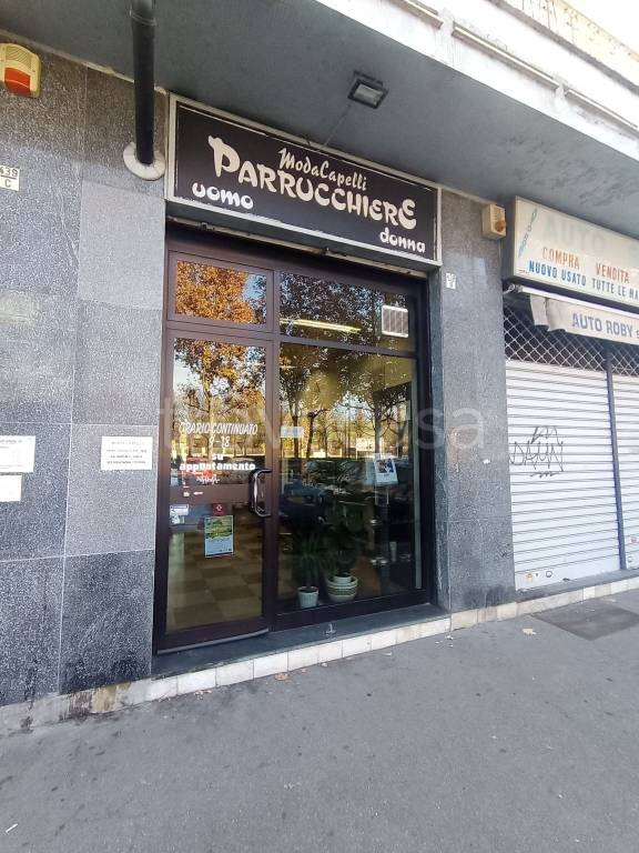 negozio in vendita a Torino in zona Mirafiori Sud