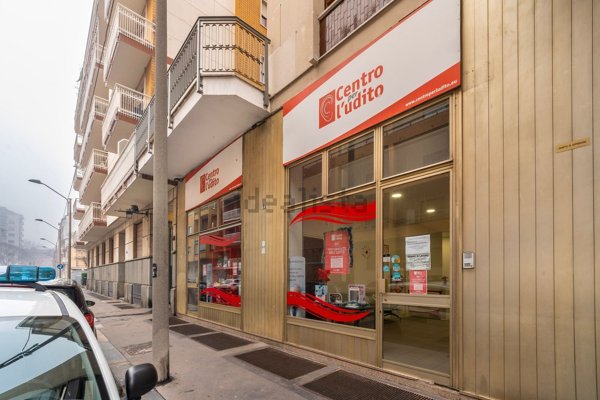 locale commerciale in vendita a Torino in zona Santa Rita