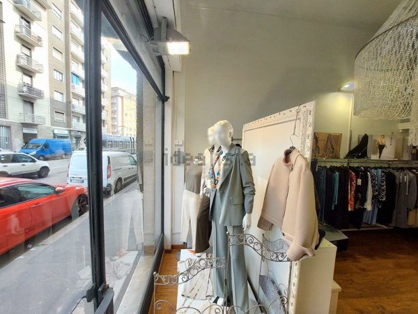 locale commerciale in vendita a Torino in zona Pozzo Strada