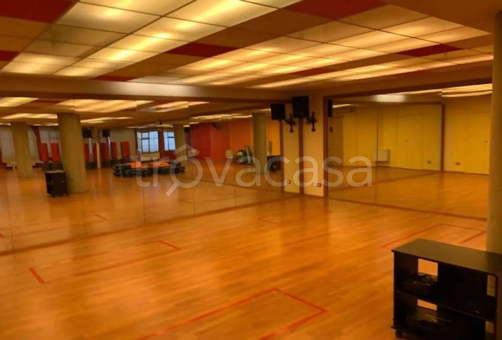 negozio in vendita a Torino in zona Mirafiori Sud