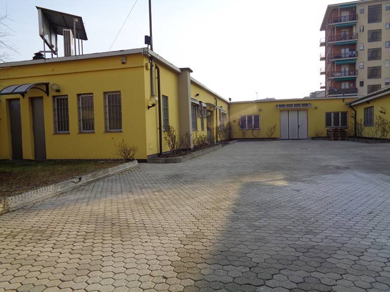 locale commerciale in vendita a Torino in zona Lucento