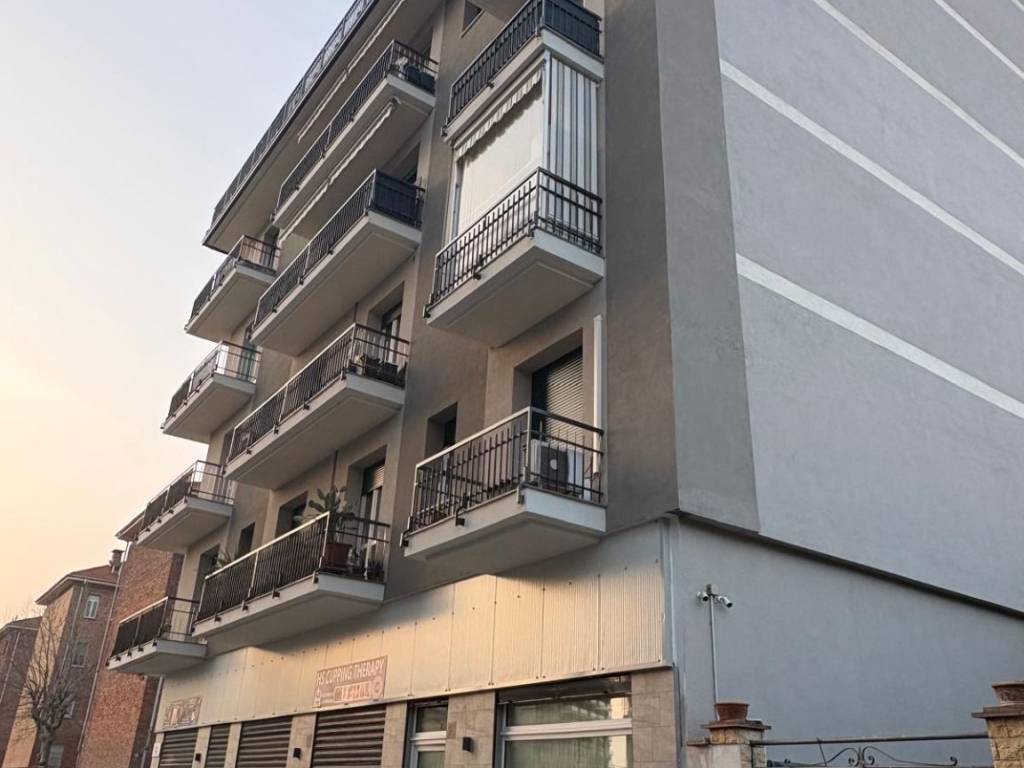 negozio in vendita a Torino in zona Mirafiori Sud