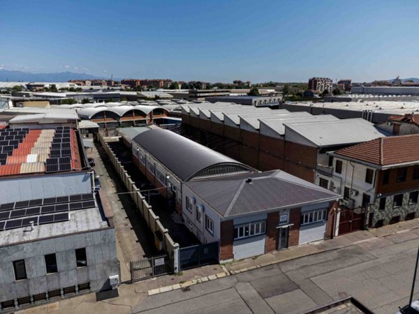 locale commerciale in vendita a Torino in zona Lucento