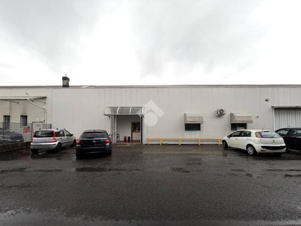 locale commerciale in vendita a Torino in zona Falchera