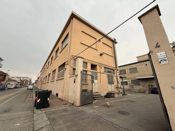 locale commerciale in vendita a Torino in zona Mirafiori Sud