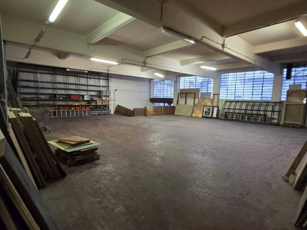 locale commerciale in vendita a Torino in zona Aurora