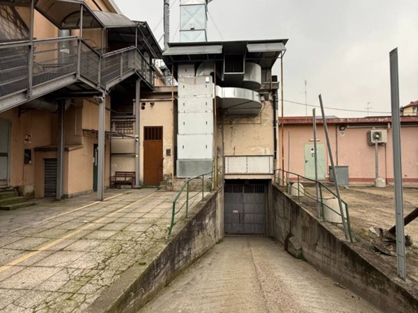 locale commerciale in vendita a Torino in zona Mirafiori Sud