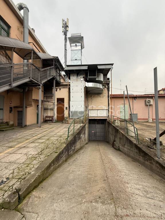 locale commerciale in vendita a Torino in zona Mirafiori Sud