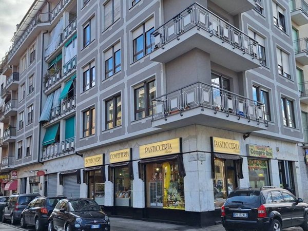 negozio in vendita a Torino in zona Parella