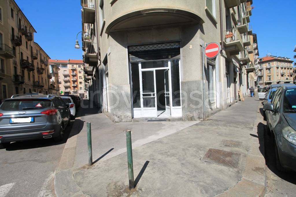 negozio in vendita a Torino in zona Cenisia