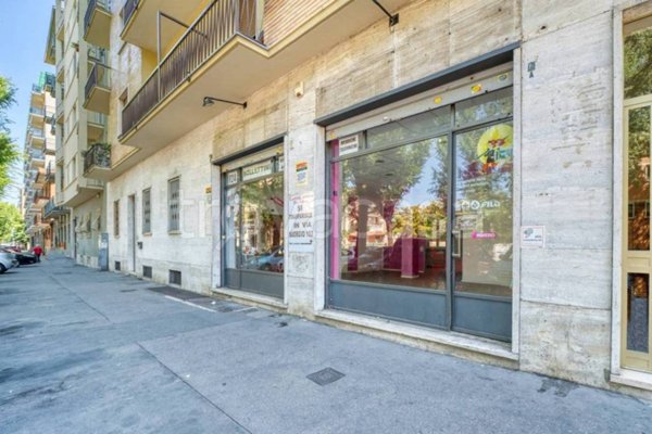 negozio in vendita a Torino in zona Borgata Vittoria
