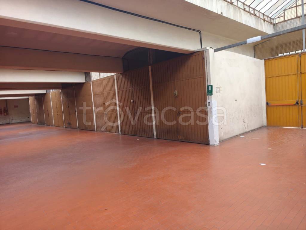 locale commerciale in vendita a Torino in zona Santa Rita