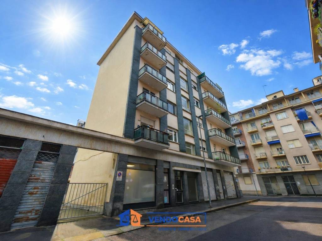 negozio in vendita a Torino in zona Lingotto