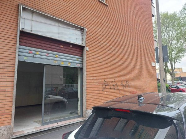 negozio in vendita a Torino in zona Parella