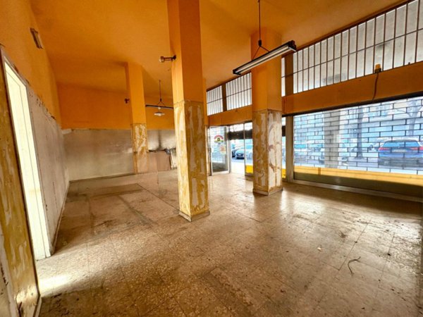 negozio in vendita a Torino in zona Mirafiori Sud