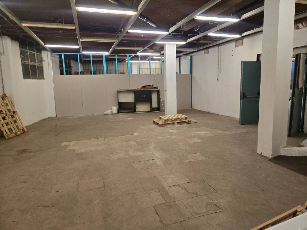locale commerciale in vendita a Torino in zona Vanchiglia
