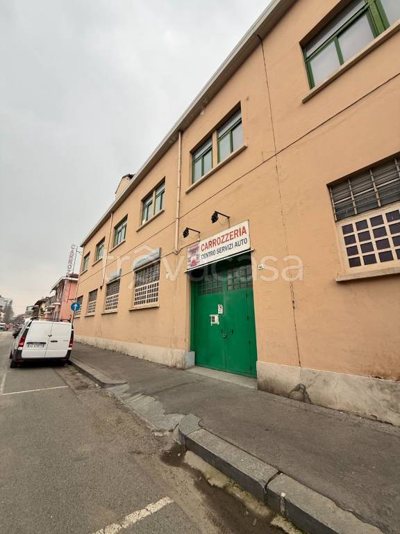 locale commerciale in vendita a Torino in zona Mirafiori Sud