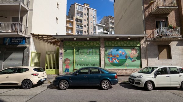 negozio in vendita a Torino in zona Santa Rita