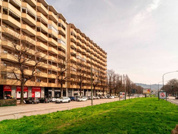 negozio in vendita a Torino in zona Lingotto