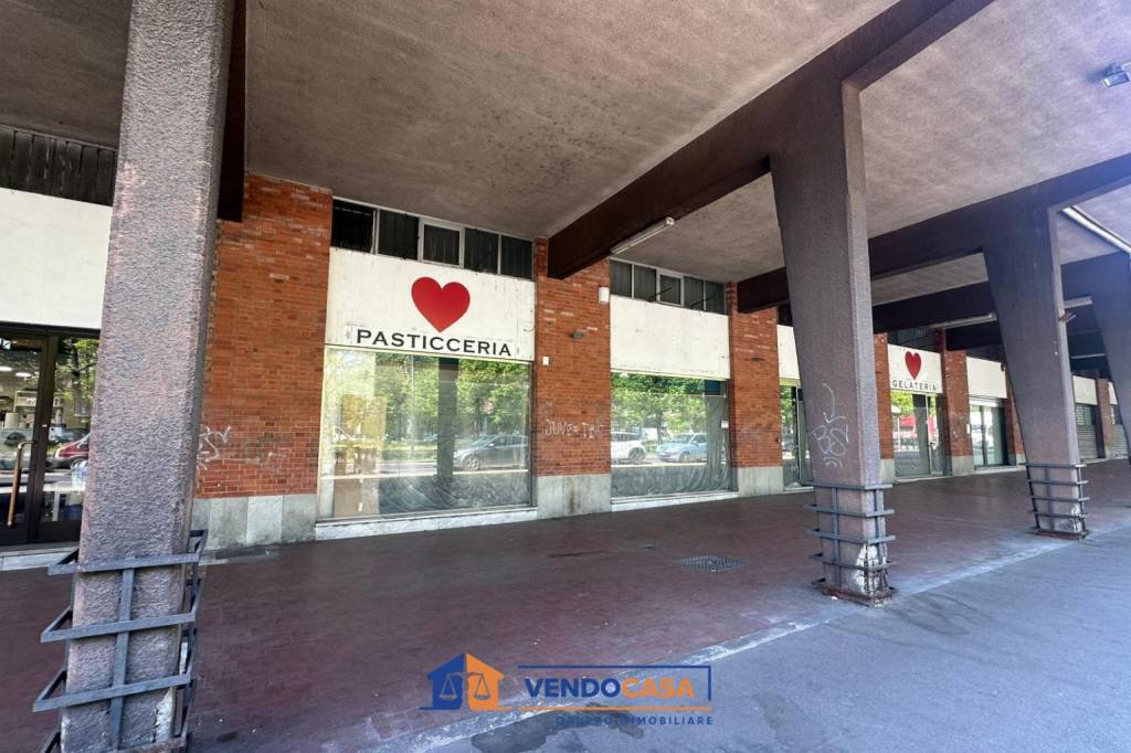 negozio in vendita a Torino in zona Lingotto