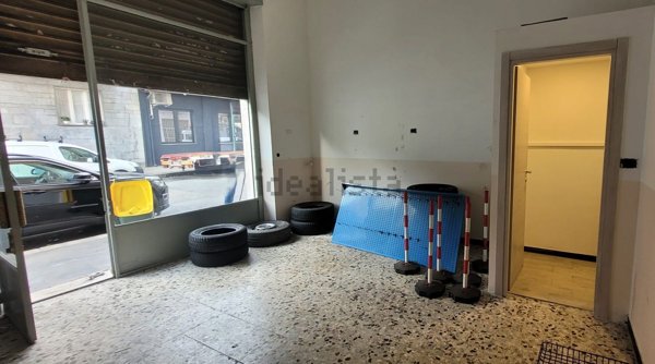 locale commerciale in vendita a Torino in zona Lingotto