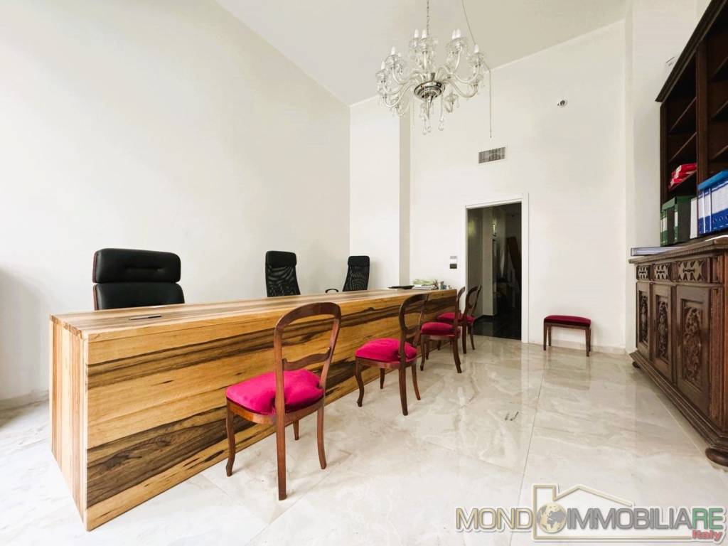 negozio in vendita a Torino in zona Mirafiori Nord