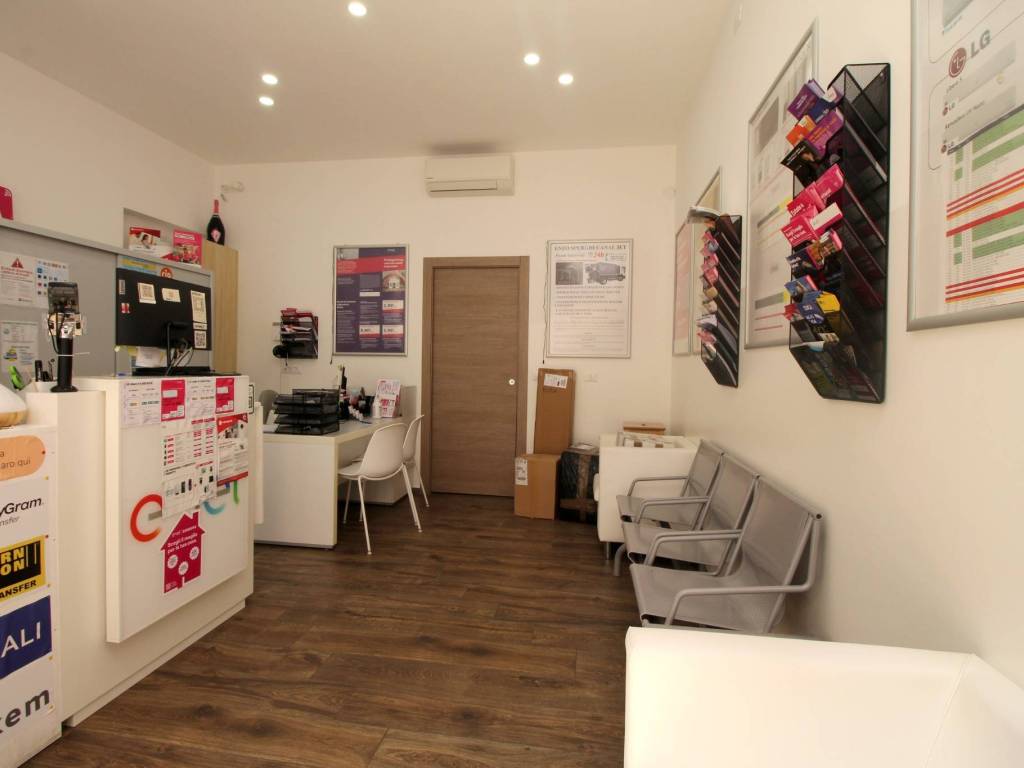 negozio in vendita a Torino in zona Cenisia