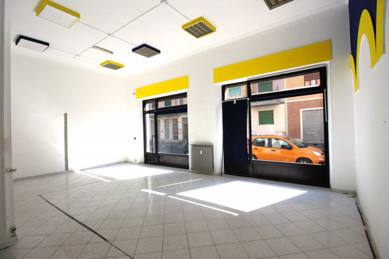 negozio in vendita a Torino in zona Borgata Vittoria
