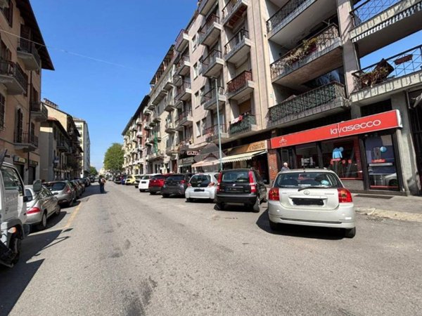 negozio in vendita a Torino in zona Borgata Vittoria
