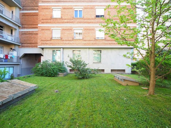 negozio in vendita a Torino in zona Borgo San Paolo