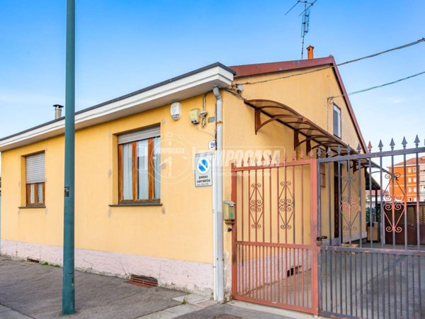 casa indipendente in vendita a Torino in zona Barca