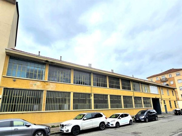 locale commerciale in vendita a Torino in zona Madonna di Campagna