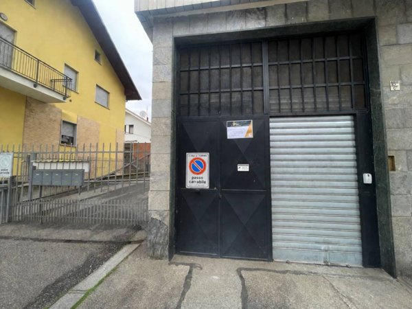 negozio in vendita a Torino in zona Mirafiori Sud
