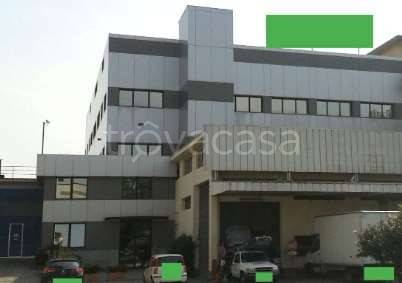 capannone in vendita a Torino in zona Regio Parco