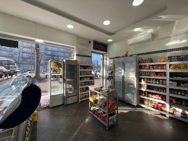 negozio in vendita a Torino in zona Mirafiori Sud