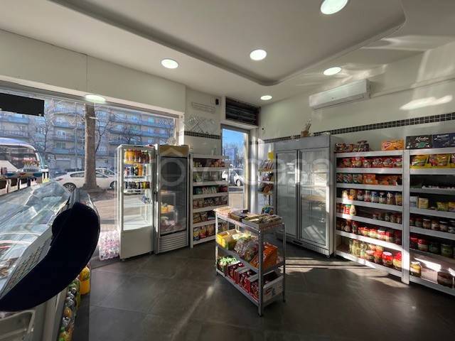 negozio in vendita a Torino in zona Mirafiori Sud