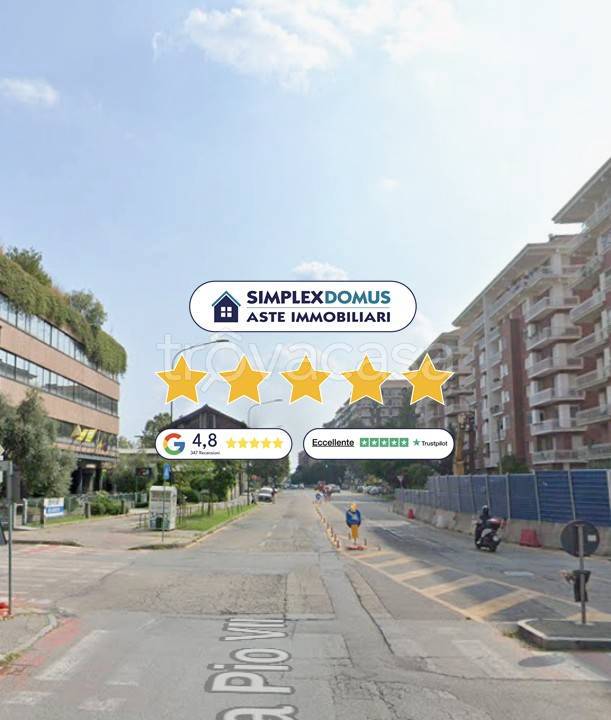 locale commerciale in vendita a Torino in zona Lingotto