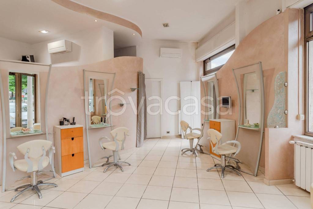 negozio in vendita a Torino in zona Madonna di Campagna