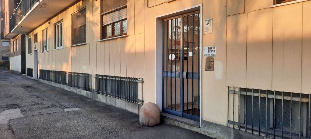 negozio in vendita a Torino in zona Mirafiori Sud