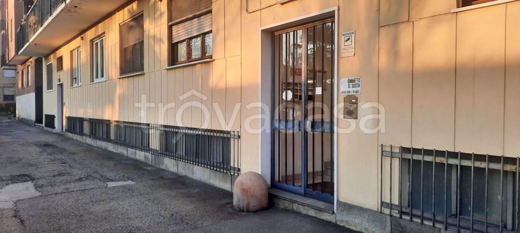 negozio in vendita a Torino in zona Mirafiori Sud
