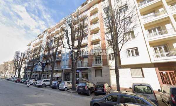 negozio in vendita a Torino in zona Regio Parco