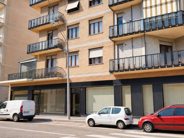 negozio in vendita a Torino in zona Parella