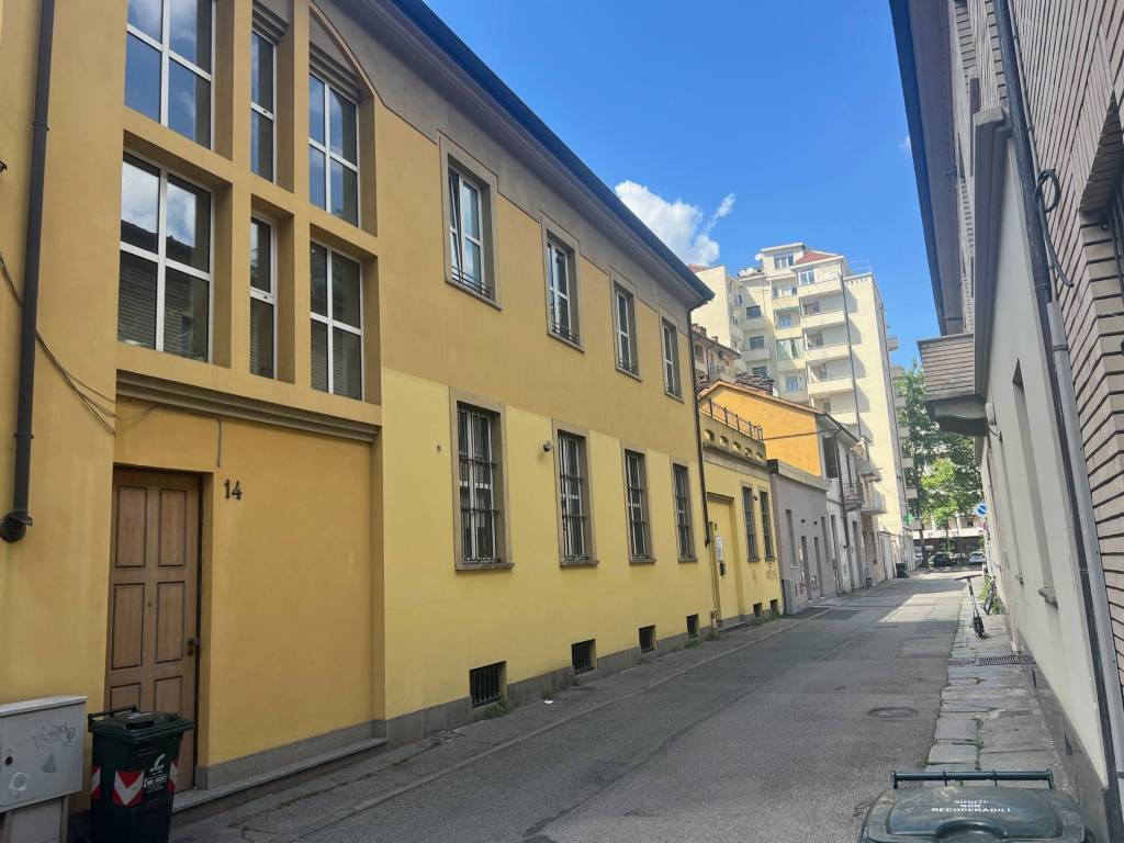 locale commerciale in vendita a Torino in zona Cit Turin