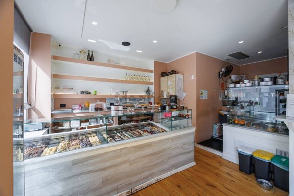 locale commerciale in vendita a Torino in zona Cit Turin