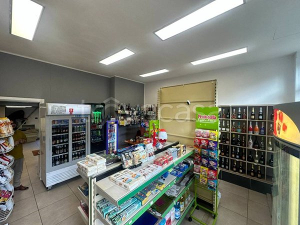 negozio in vendita a Torino in zona Lingotto