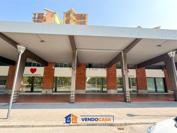 locale commerciale in vendita a Torino in zona Lingotto