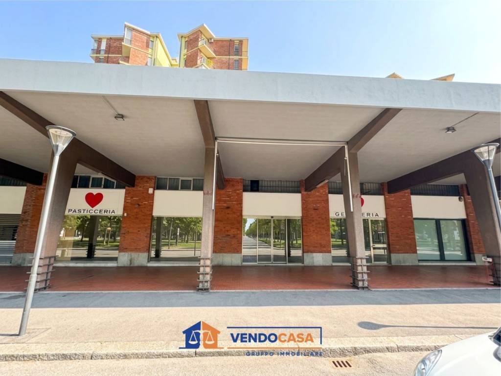 negozio in vendita a Torino in zona Lingotto