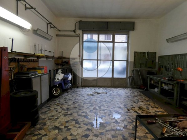 negozio in vendita a Torino in zona Parella