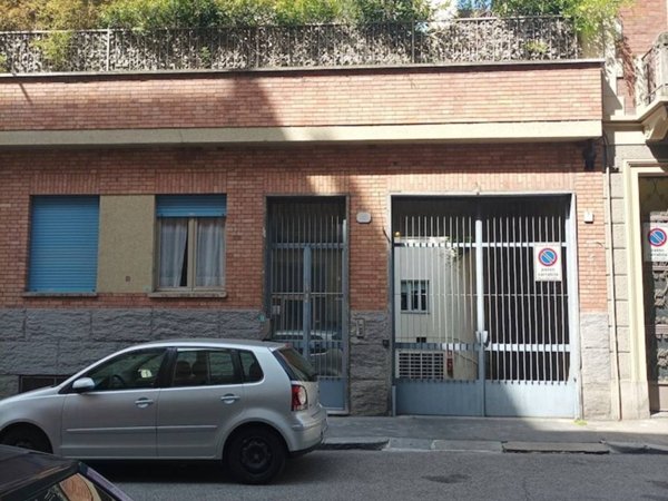 locale commerciale in vendita a Torino in zona Vanchiglia