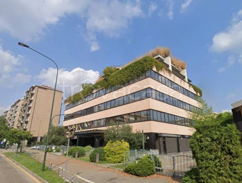 locale commerciale in vendita a Torino in zona Lingotto